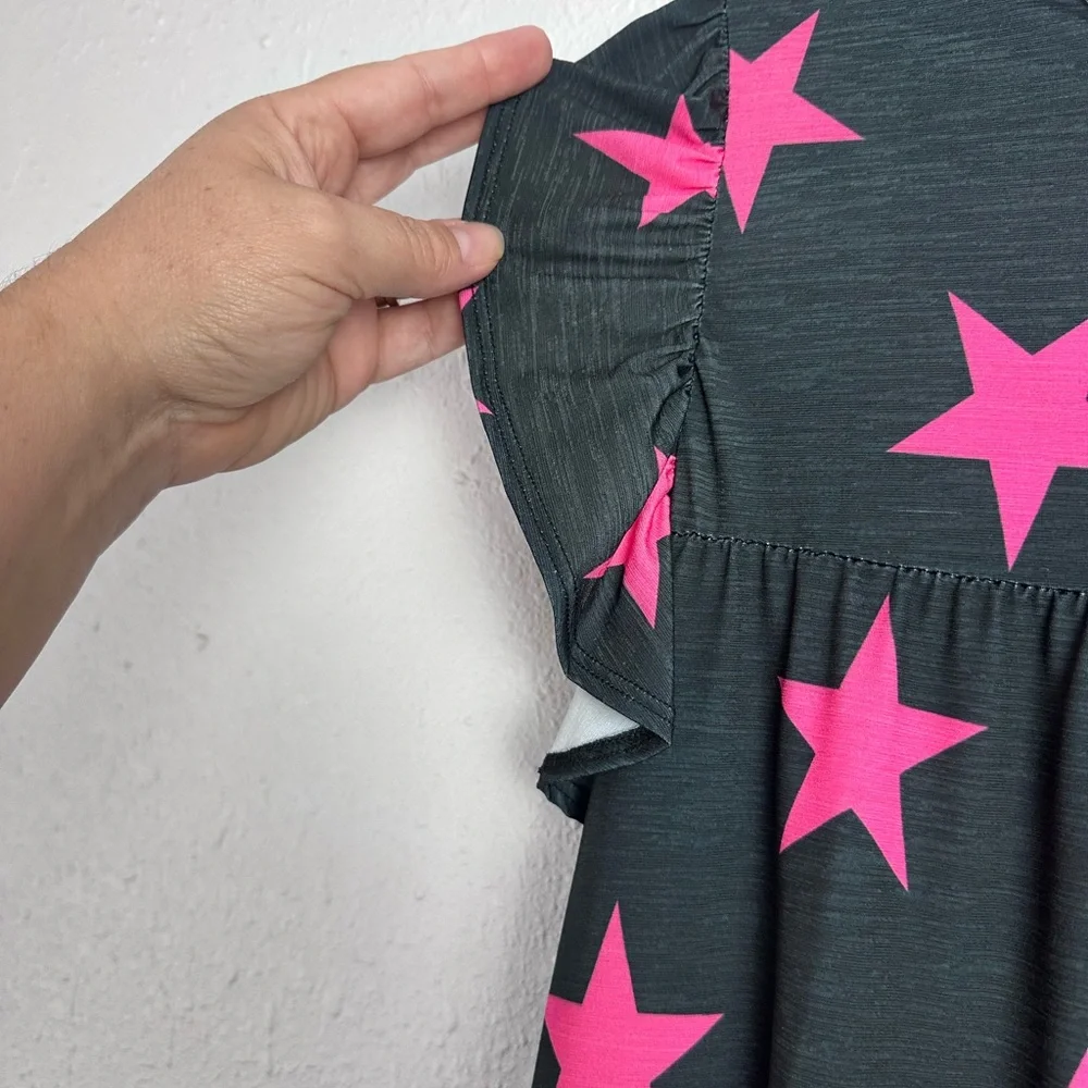 HEIMISH USA Women’s Pink Star Patterned Top Size 1X - Picture 2 of 5